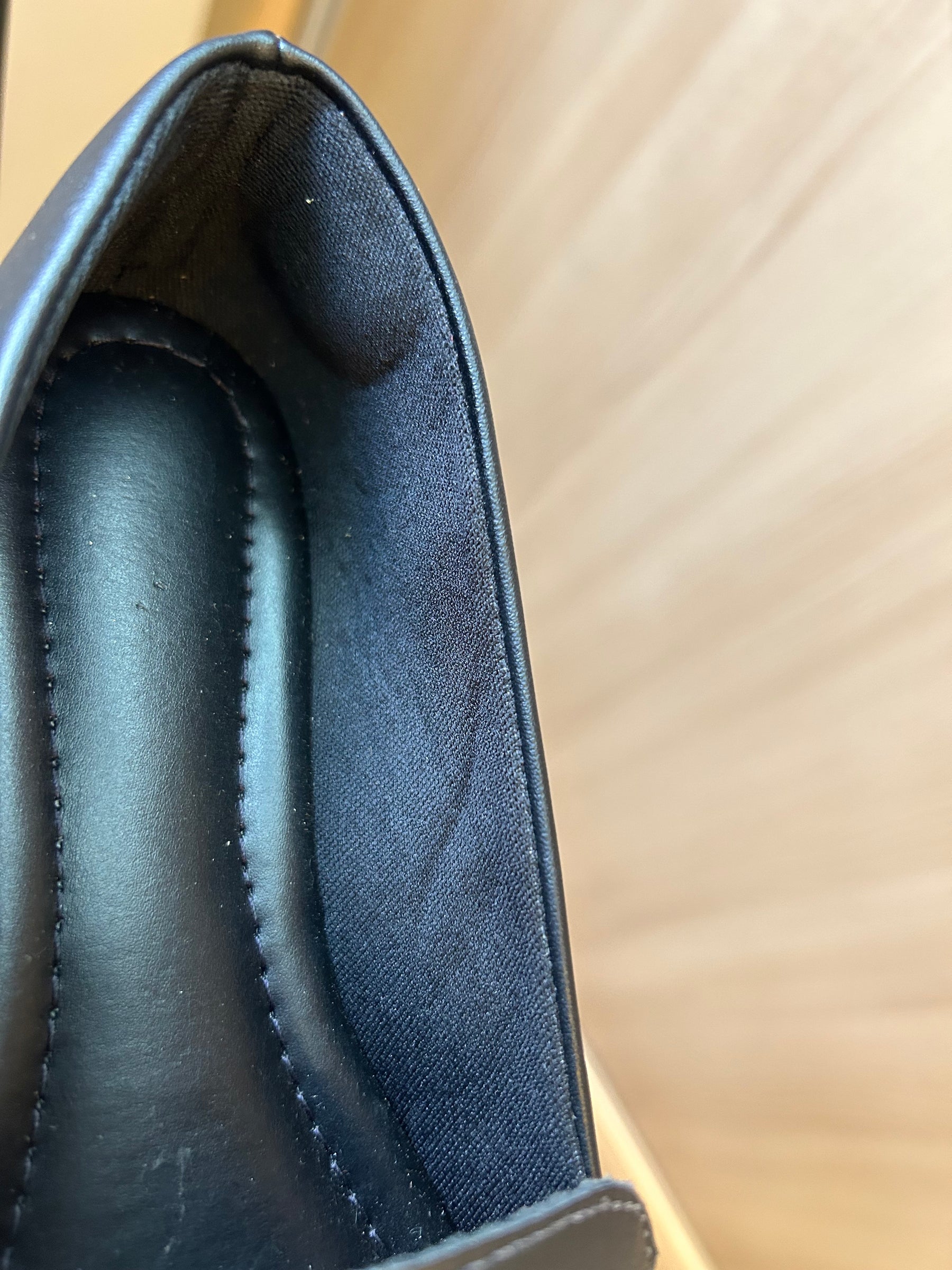 Mocassim Feminino Preto com Detalhe de Coração
