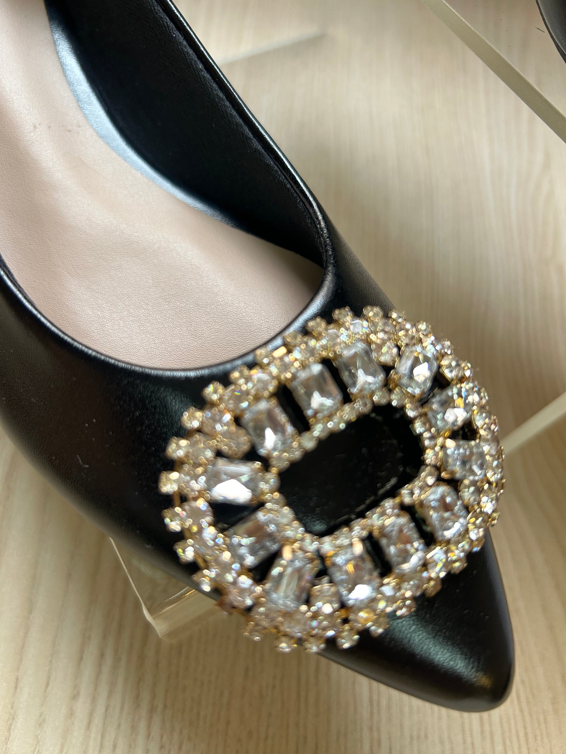 Sapatilha Preta com Fivela de Pedrarias – Poder e Sofisticação