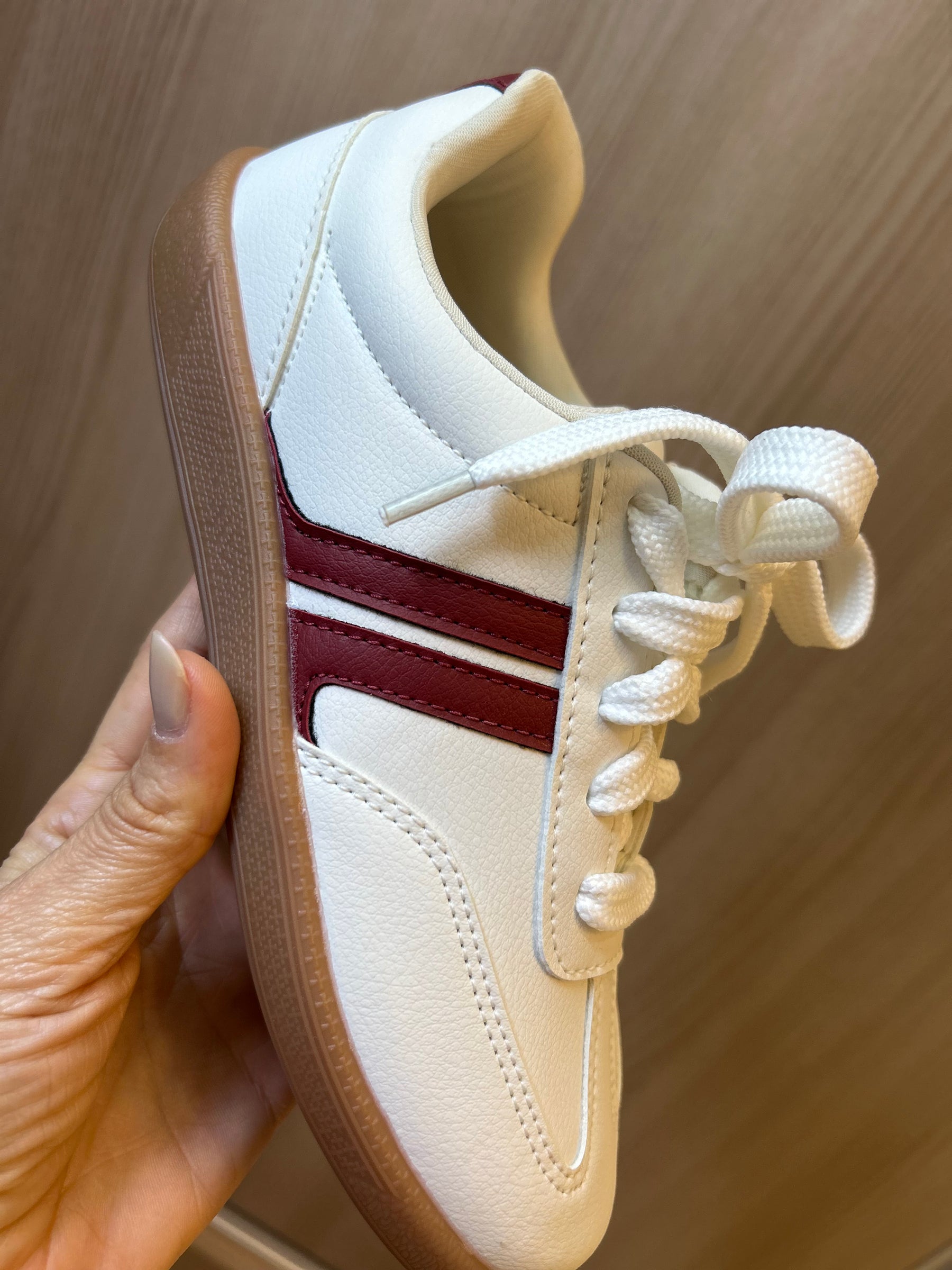 Tênis Branco com Detalhe Vinho e Solado Caramelo