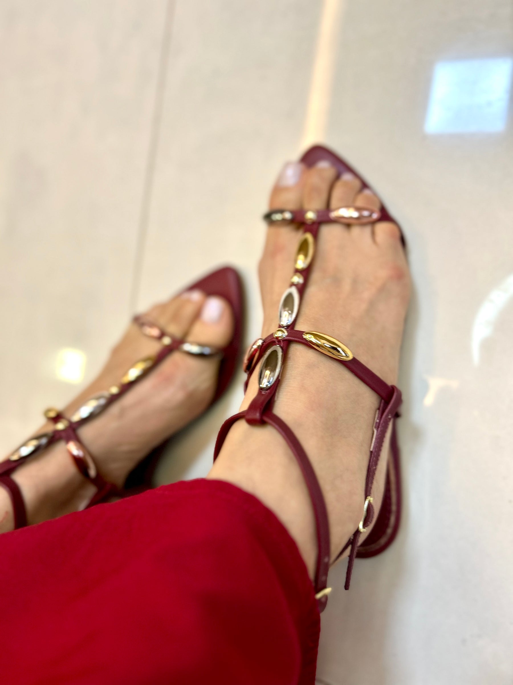 Sandália Marsala com Pedraria Dourada e Salto Metalizado