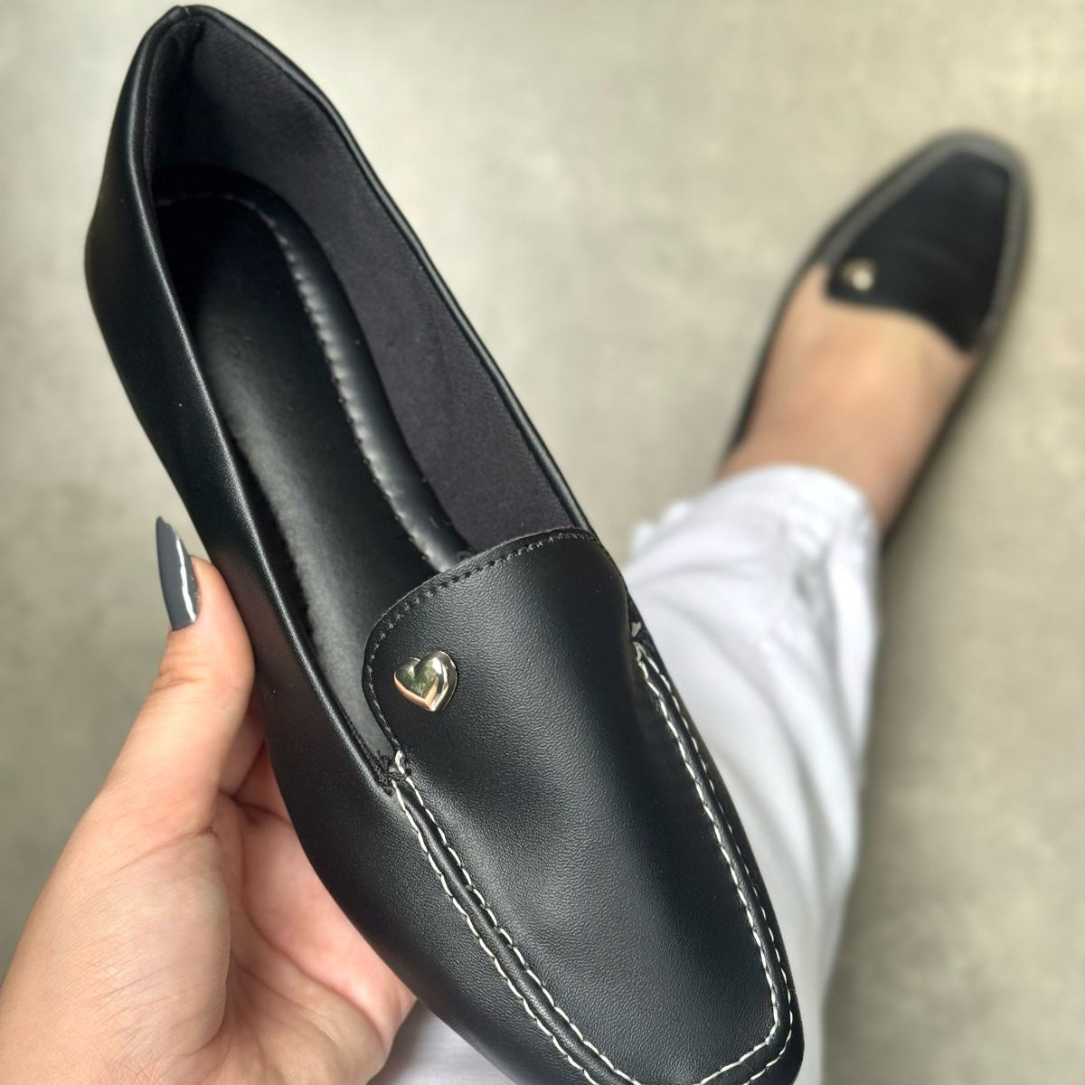 Mocassim Feminino Preto com Detalhe de Coração