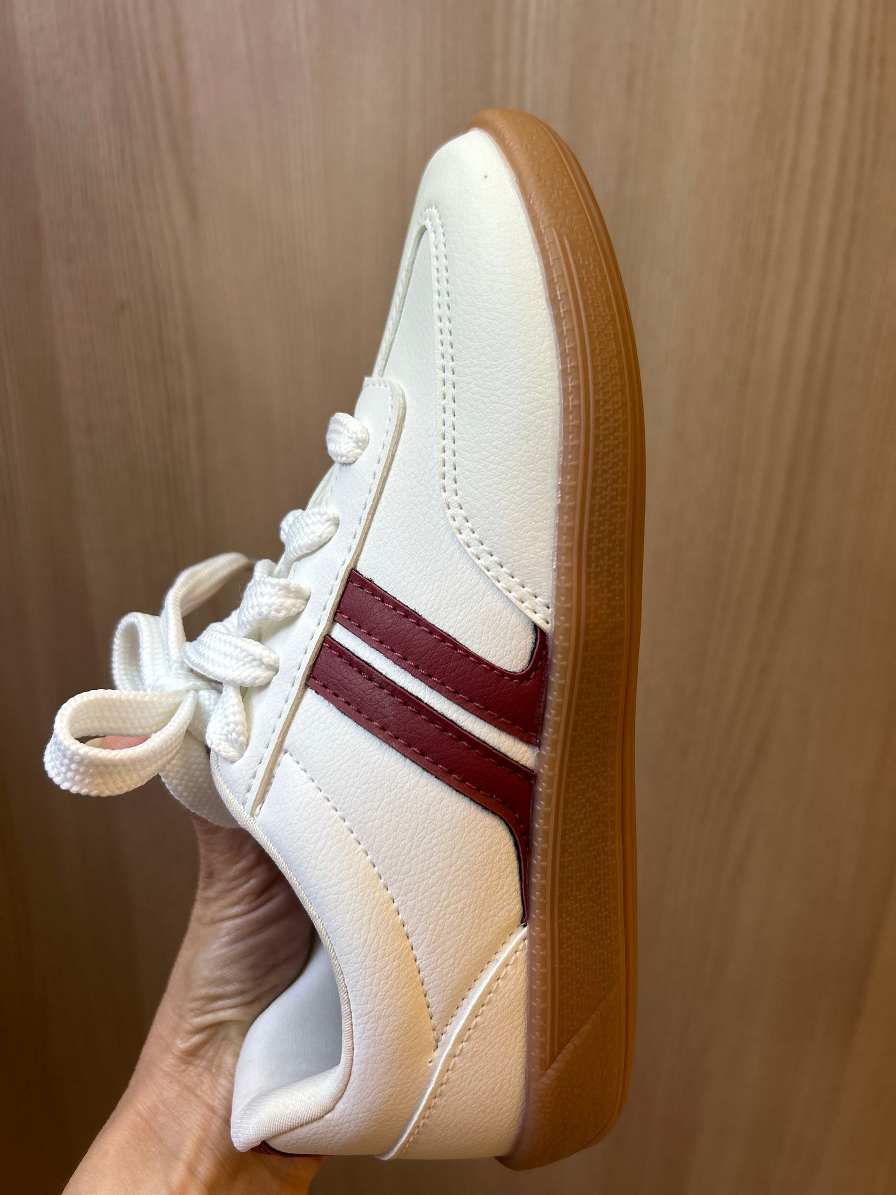 Tênis Branco com Detalhe Vinho e Solado Caramelo