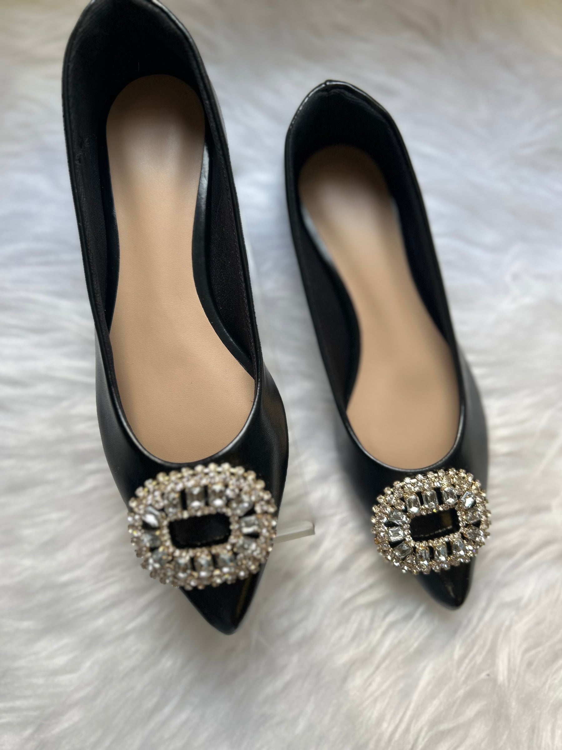 Sapatilha Preta com Fivela de Pedrarias – Poder e Sofisticação