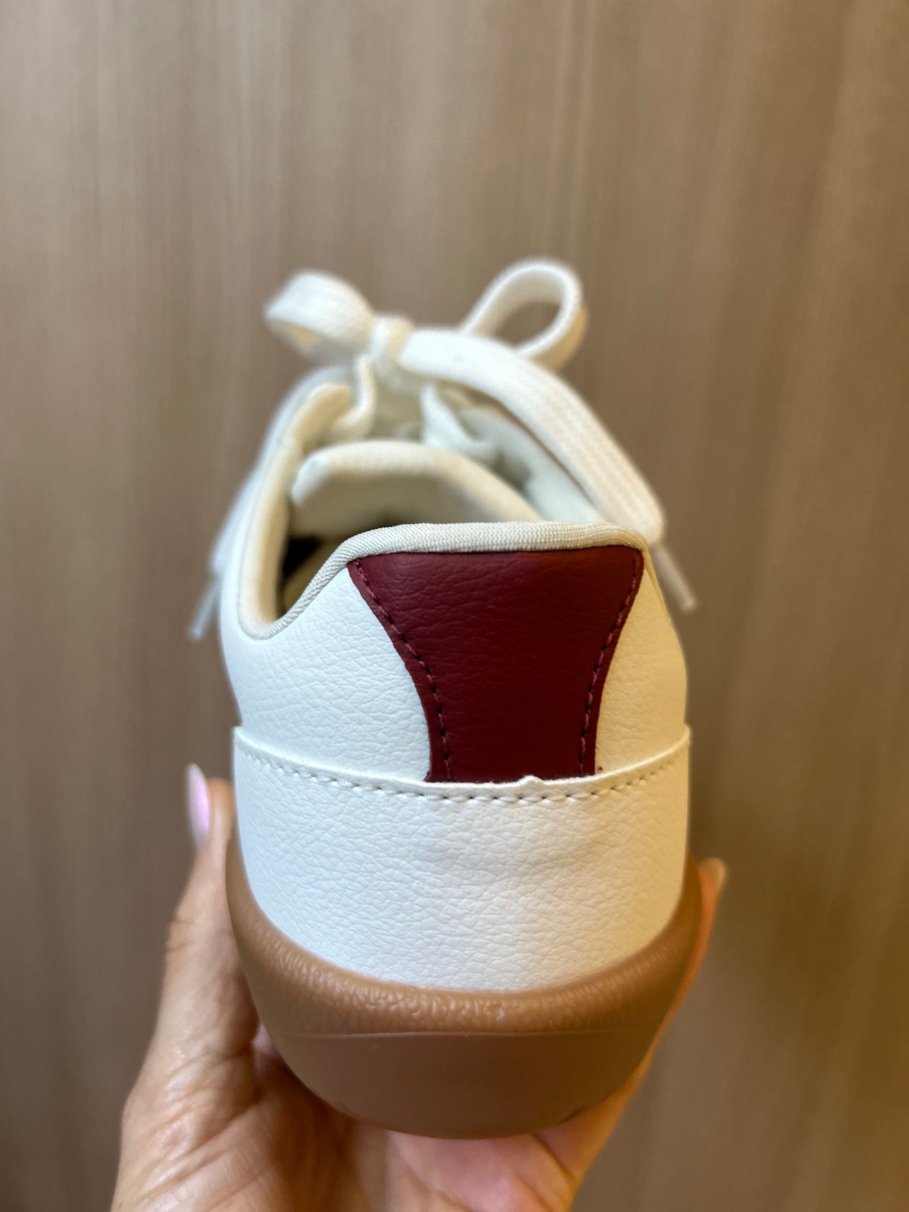 Tênis Branco com Detalhe Vinho e Solado Caramelo