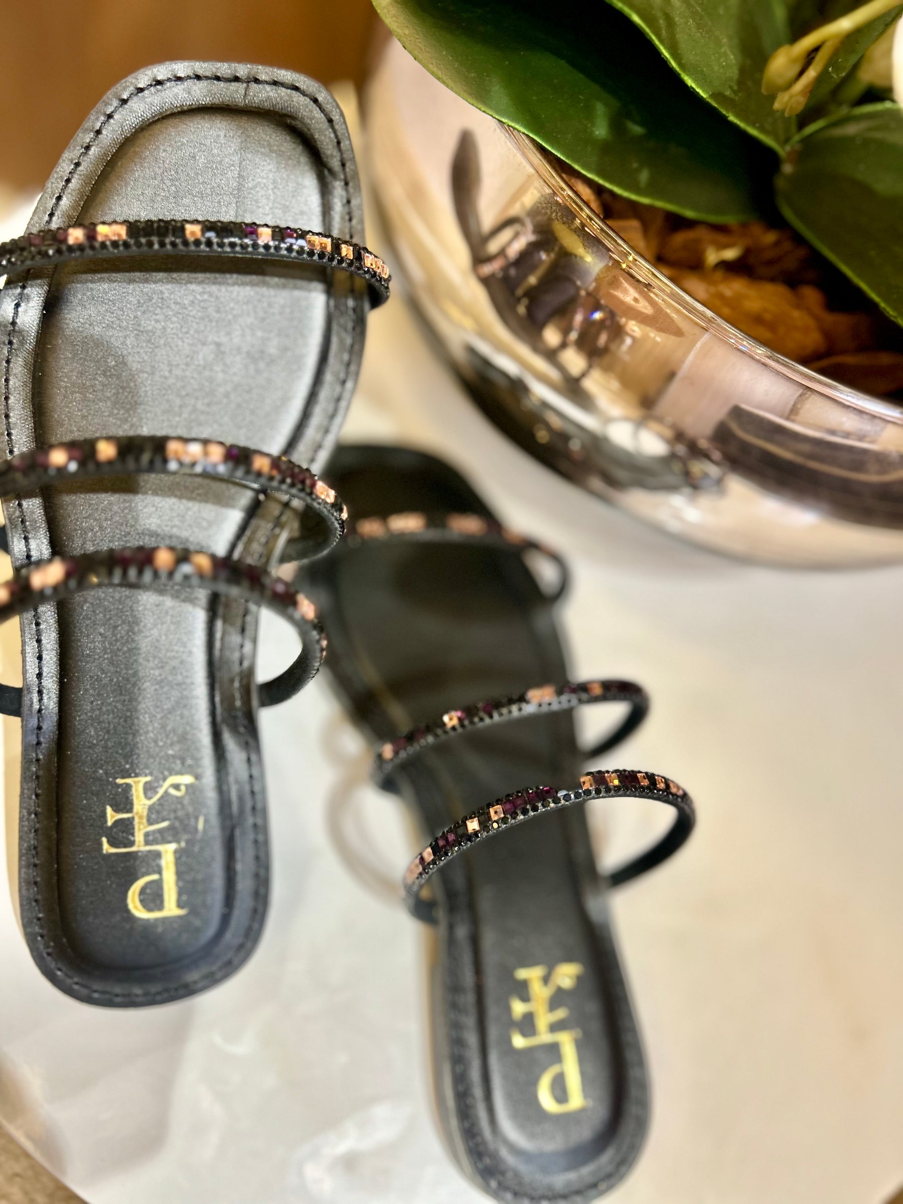 Rasteira Feminina Preta com Tiras em Strass Colorido