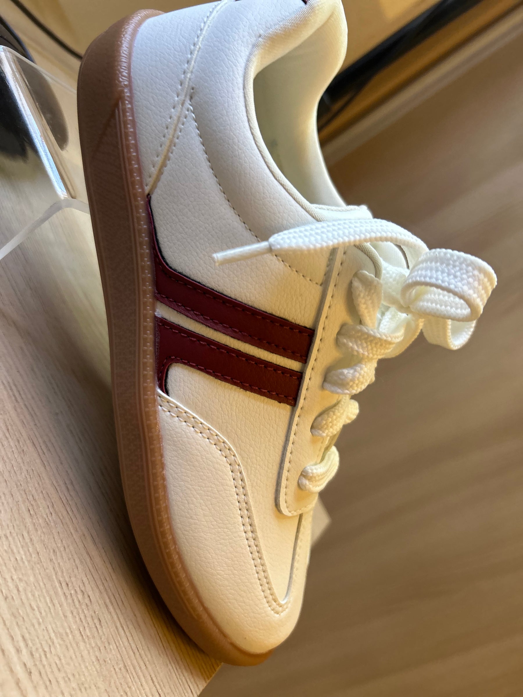 Tênis Branco com Detalhe Vinho e Solado Caramelo