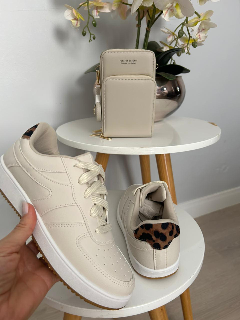 Tênis Casual Off White com Detalhe Animal Print