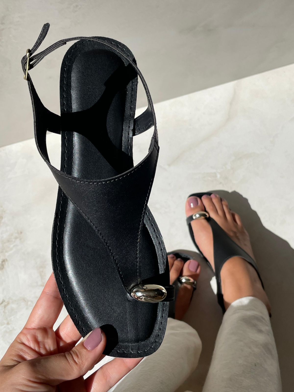 Rasteira Dedo com Detalhe Dourado