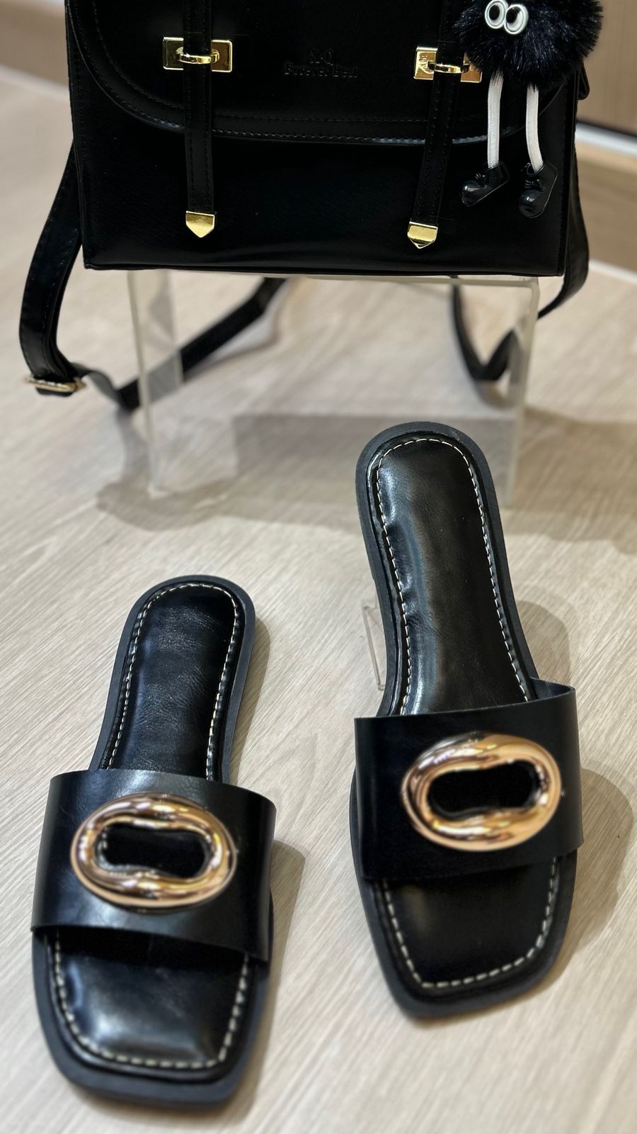 Rasteira Preta com Fivela Dourada