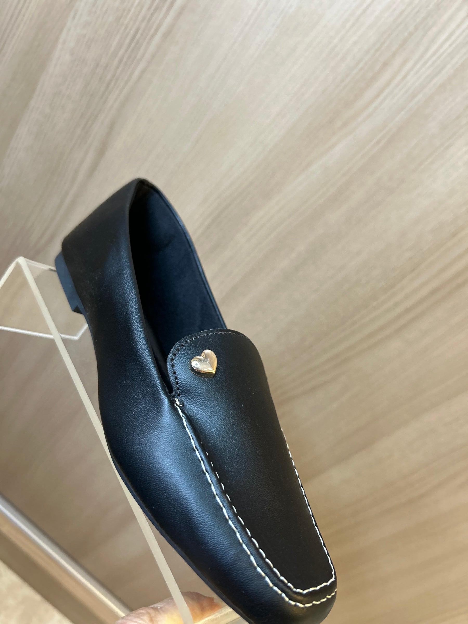 Mocassim Feminino Preto com Detalhe de Coração