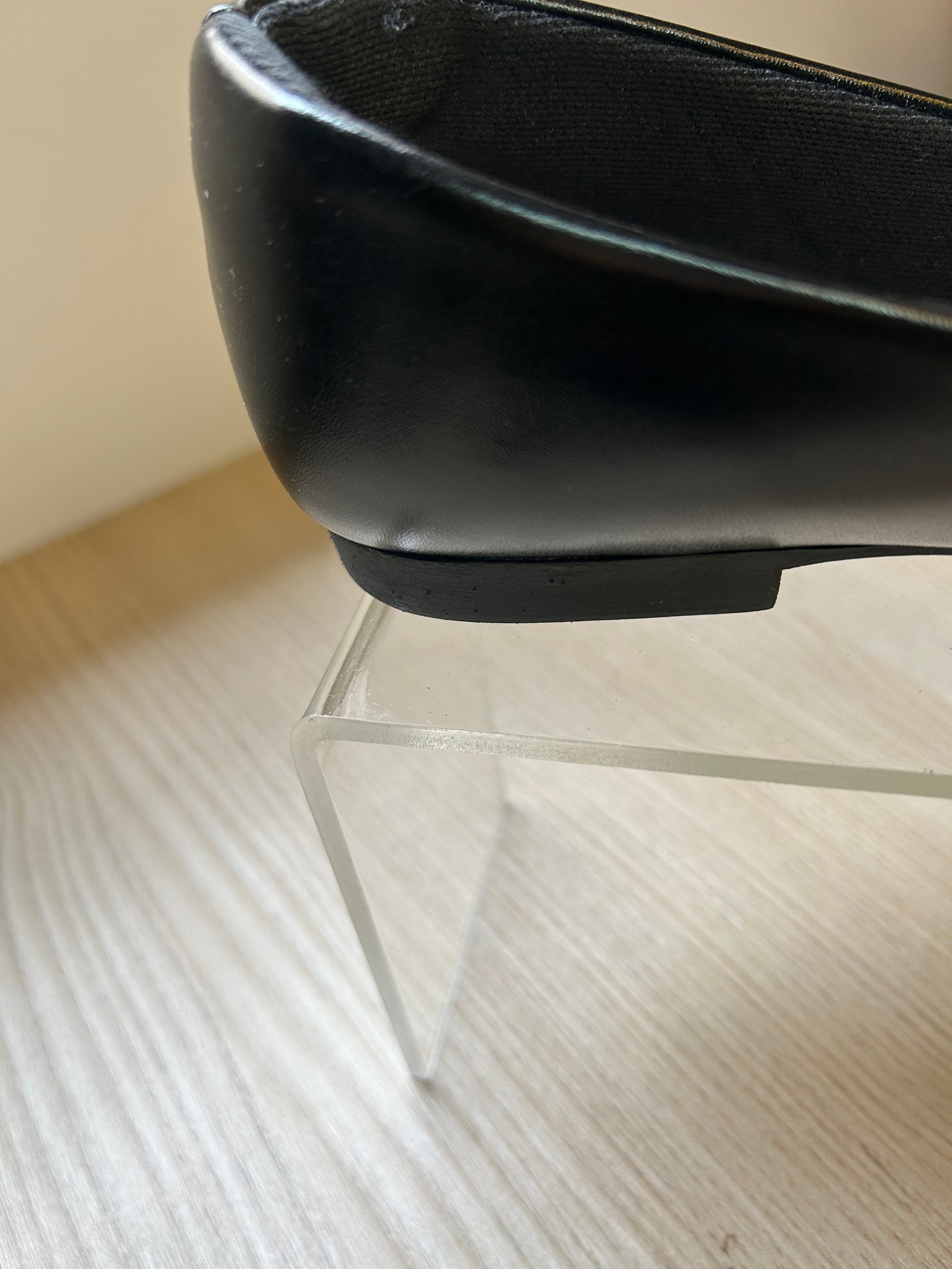 Sapatilha Preta com Fivela de Pedrarias – Poder e Sofisticação