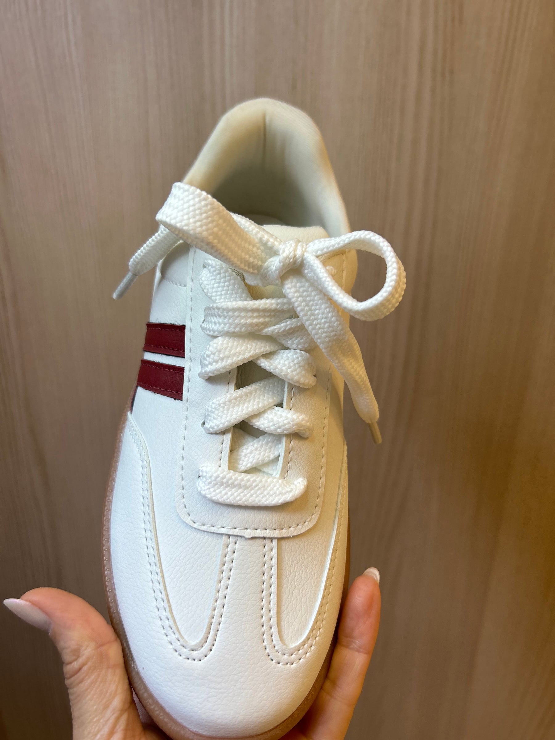 Tênis Branco com Detalhe Vinho e Solado Caramelo