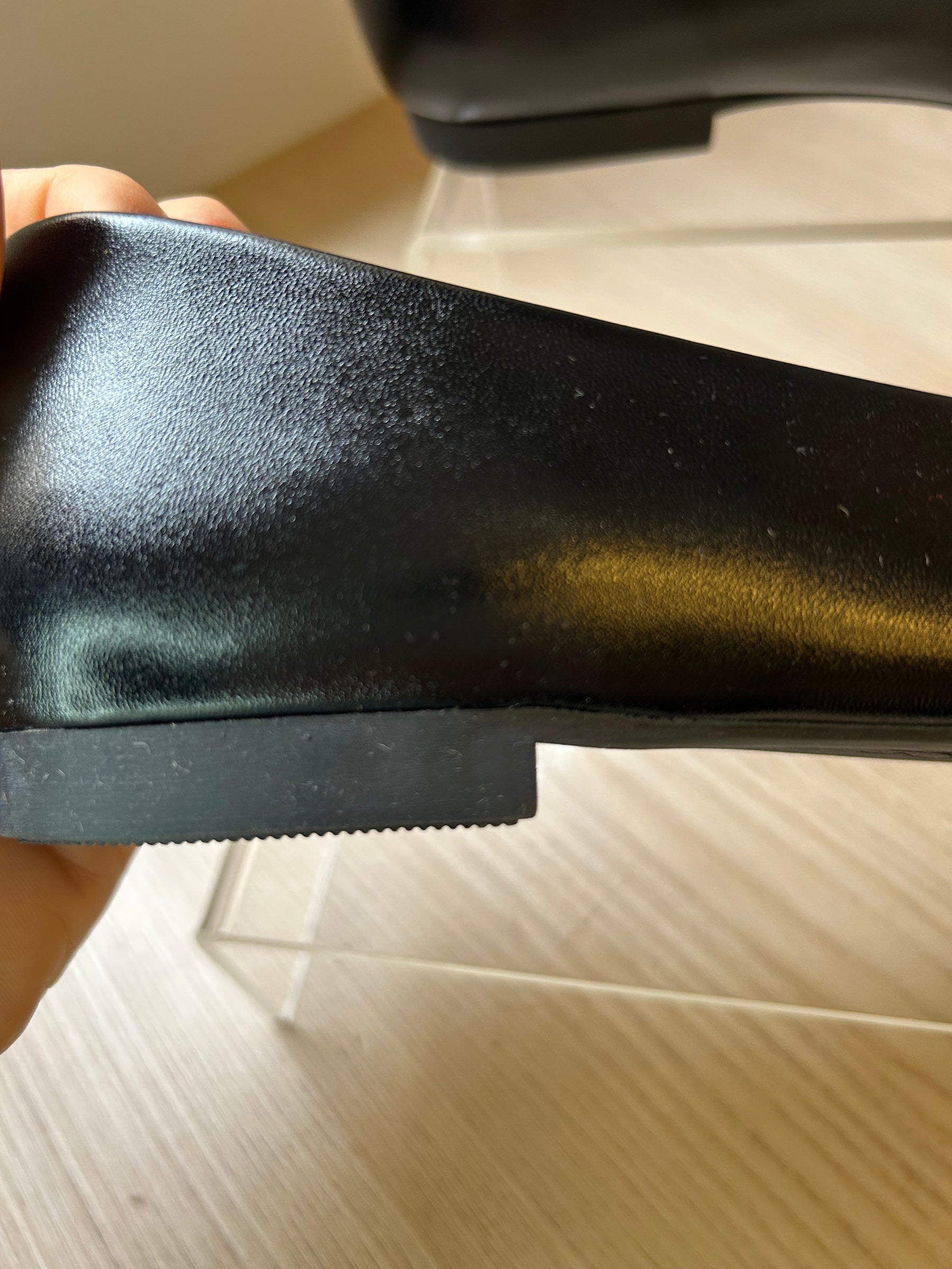 Sapatilha Preta com Fivela de Pedrarias – Poder e Sofisticação