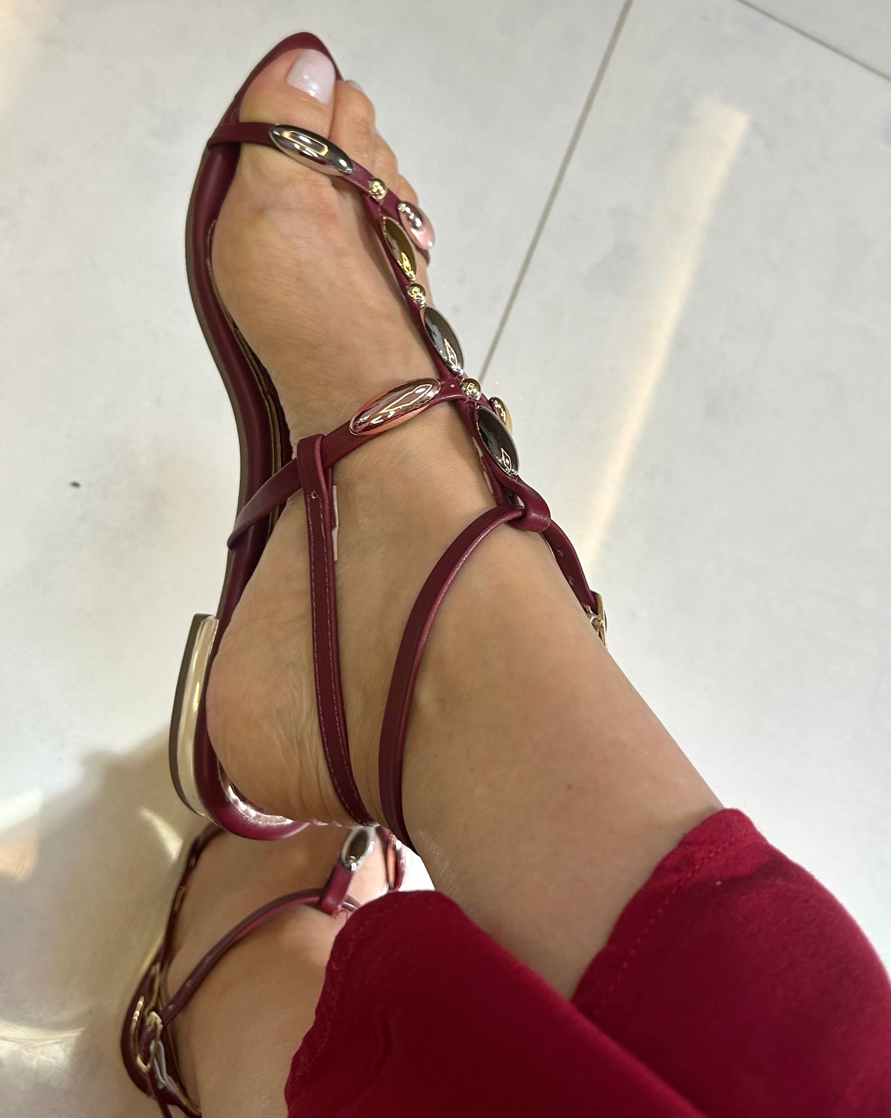 Sandália Marsala com Pedraria Dourada e Salto Metalizado