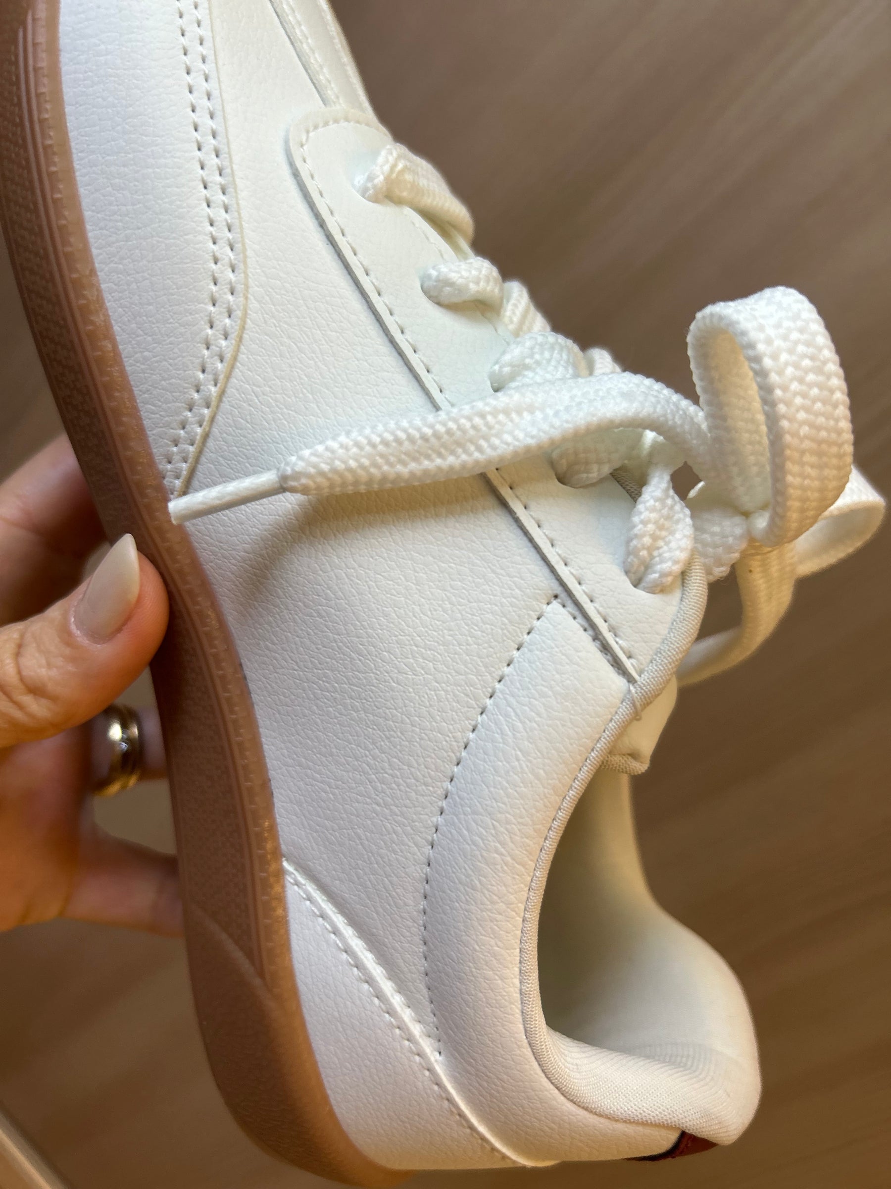 Tênis Branco com Detalhe Vinho e Solado Caramelo