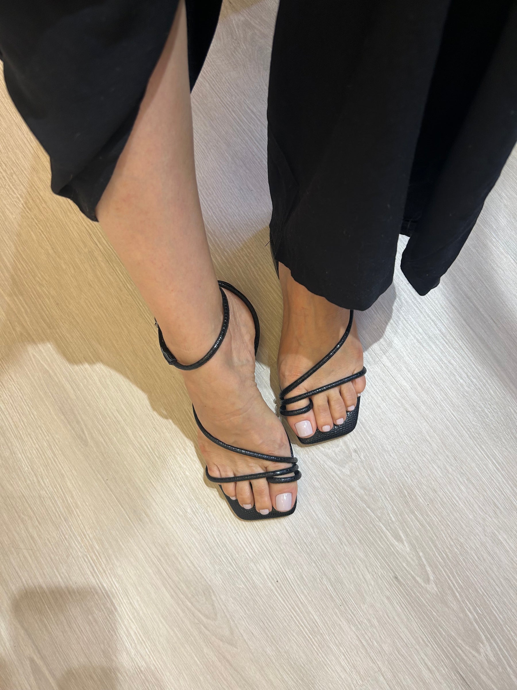 Sandália com Tiras Finas e Fechamento no Tornozelo