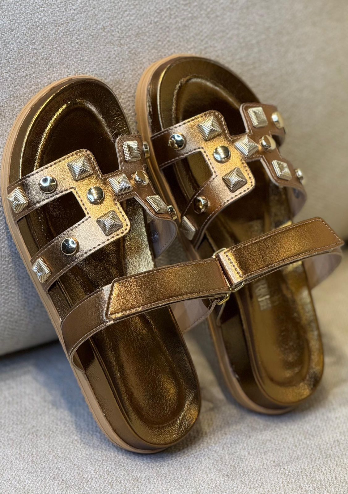 Papete Metalizada Dourada com Aplicações