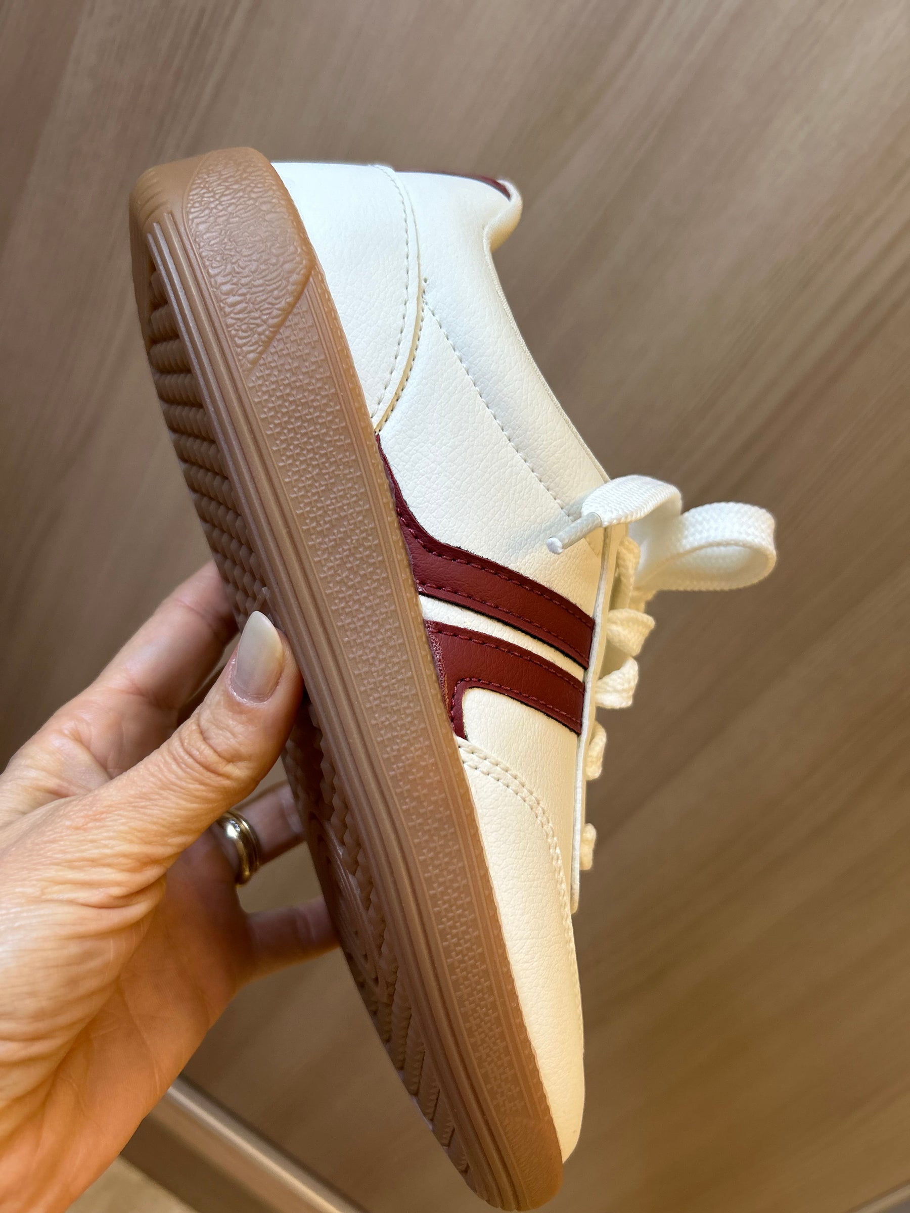 Tênis Branco com Detalhe Vinho e Solado Caramelo