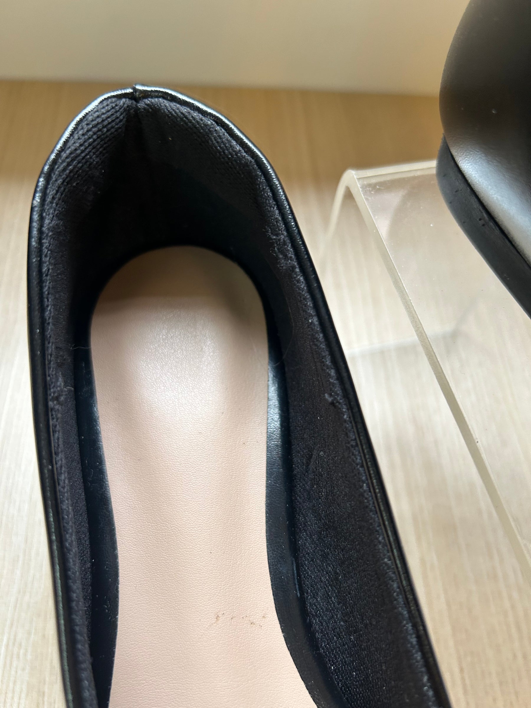 Sapatilha Preta com Fivela de Pedrarias – Poder e Sofisticação