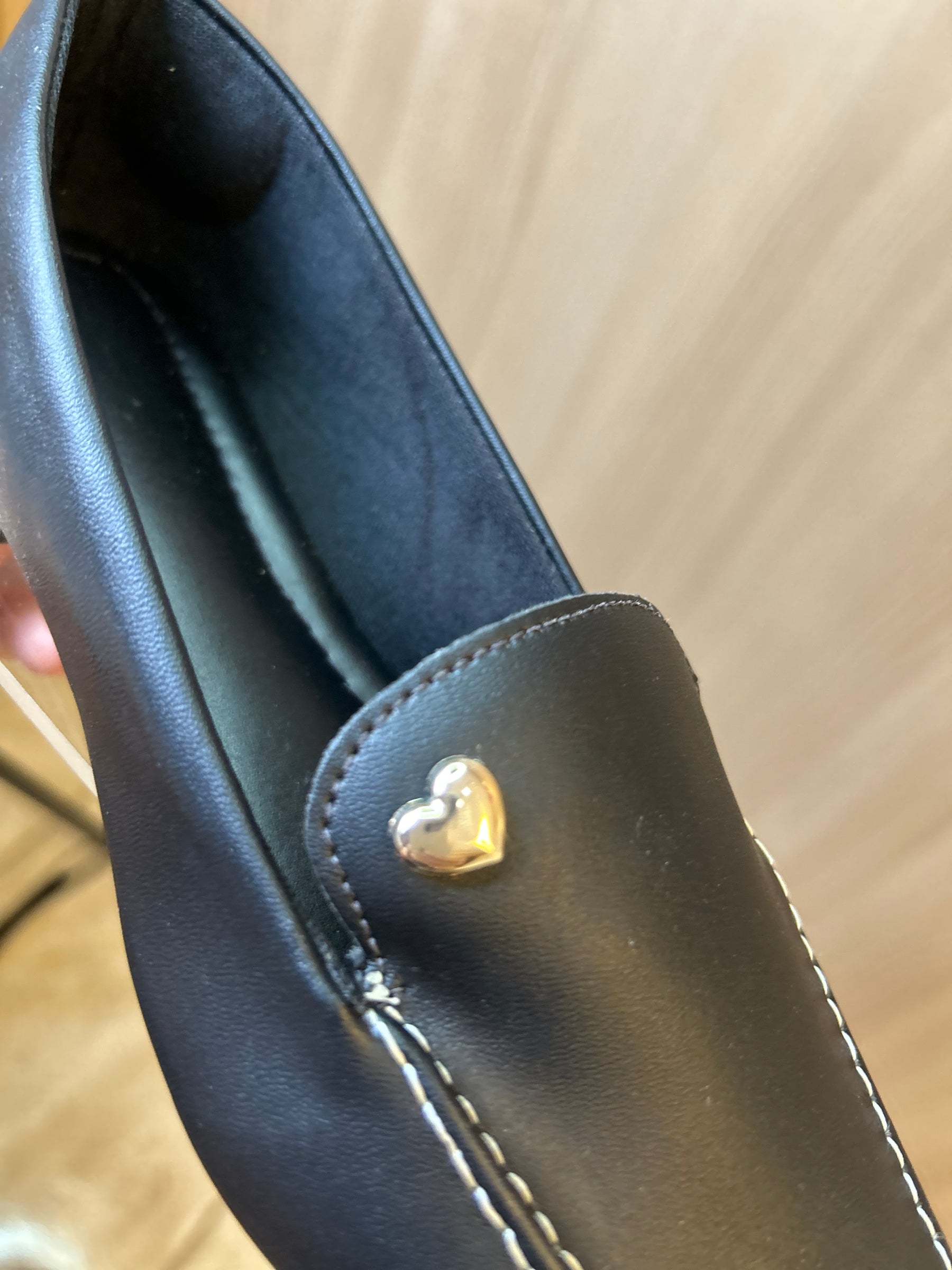Mocassim Feminino Preto com Detalhe de Coração