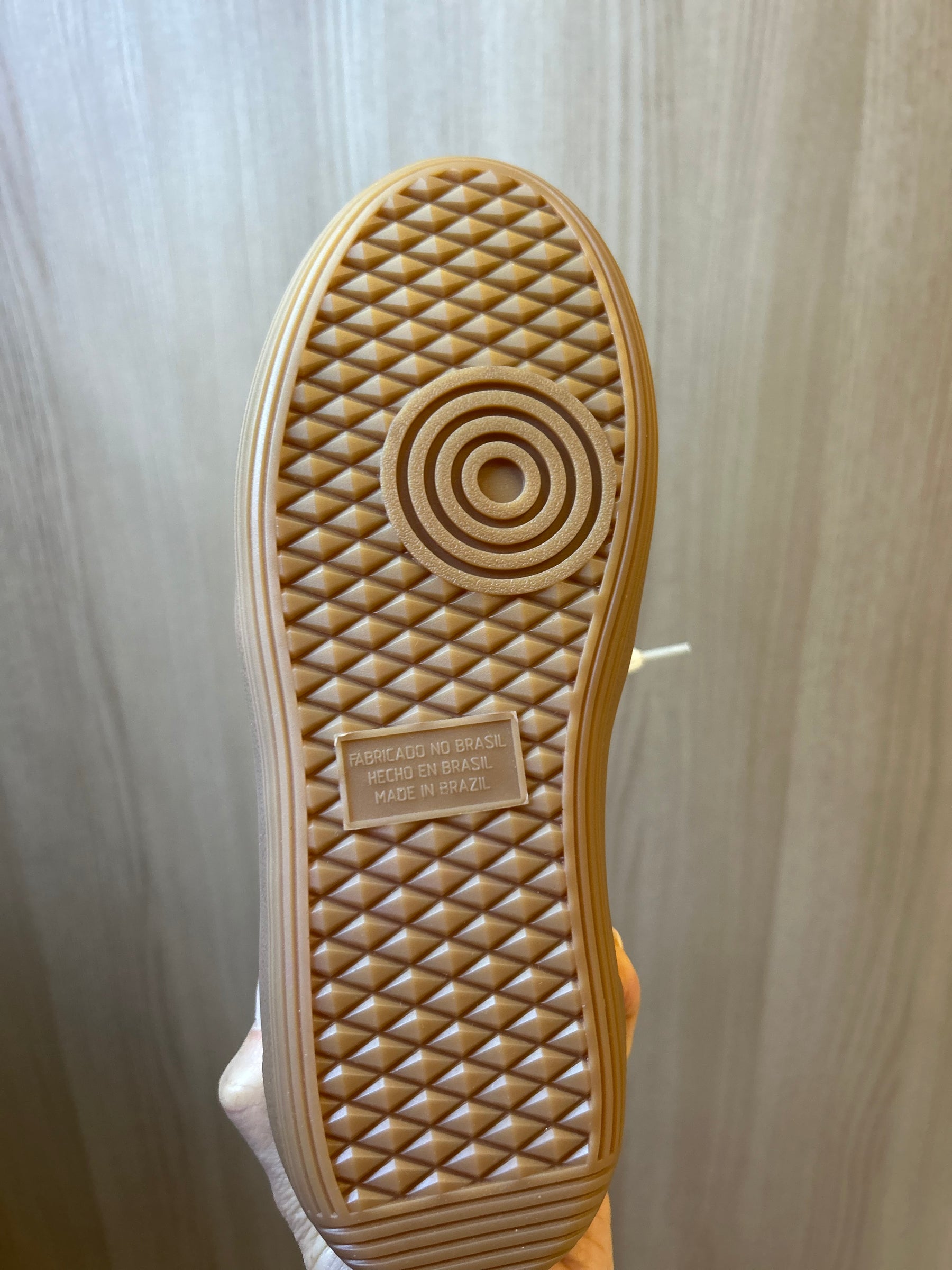 Tênis Branco com Detalhe Vinho e Solado Caramelo