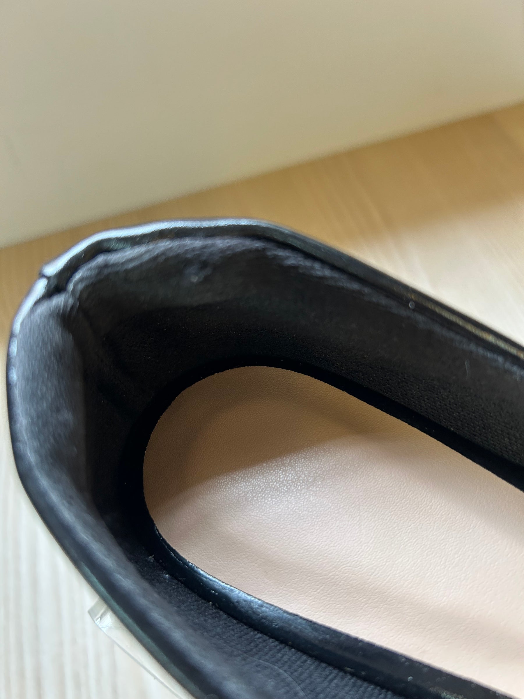 Sapatilha Preta com Fivela de Pedrarias – Poder e Sofisticação