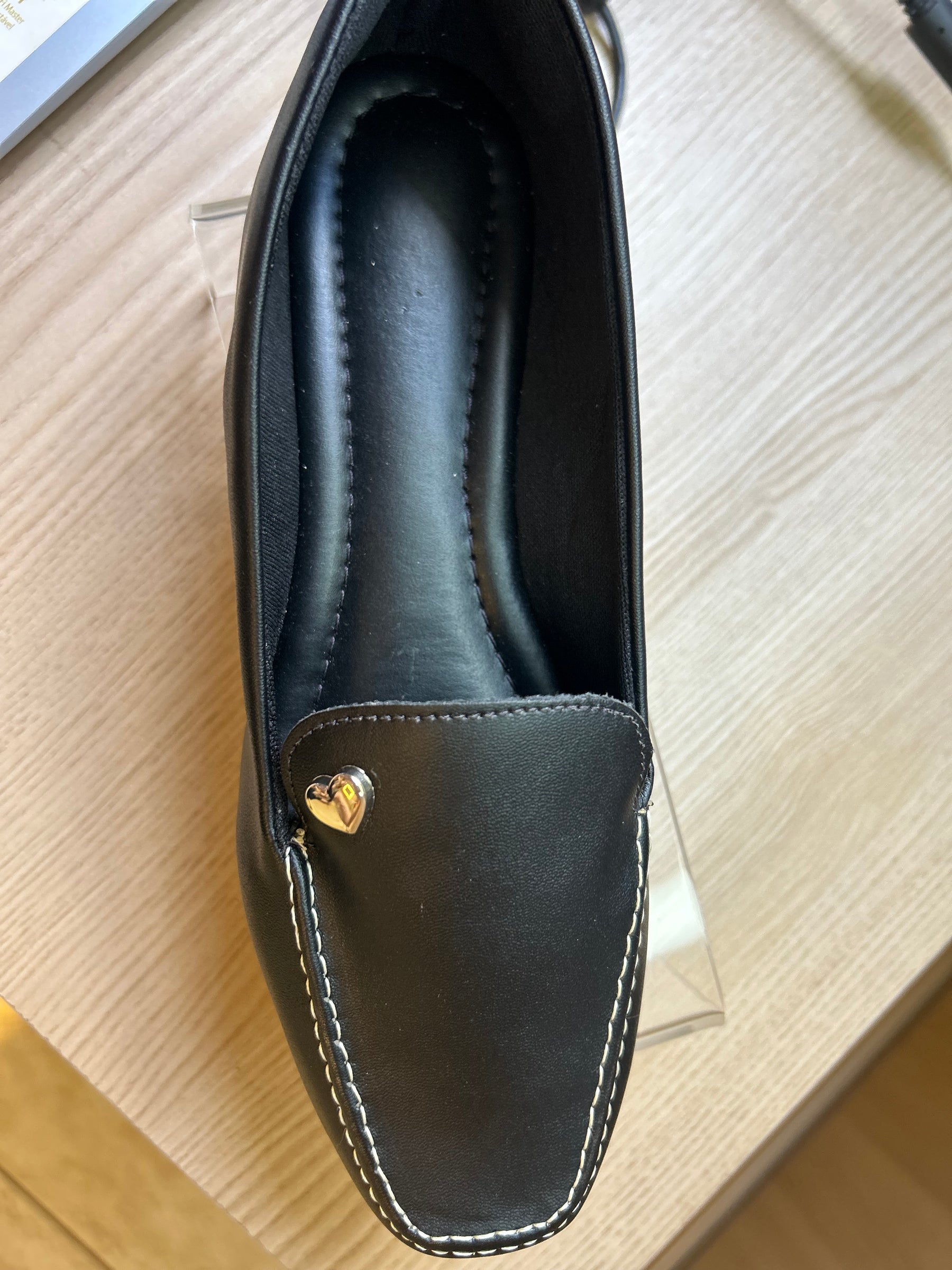 Mocassim Feminino Preto com Detalhe de Coração