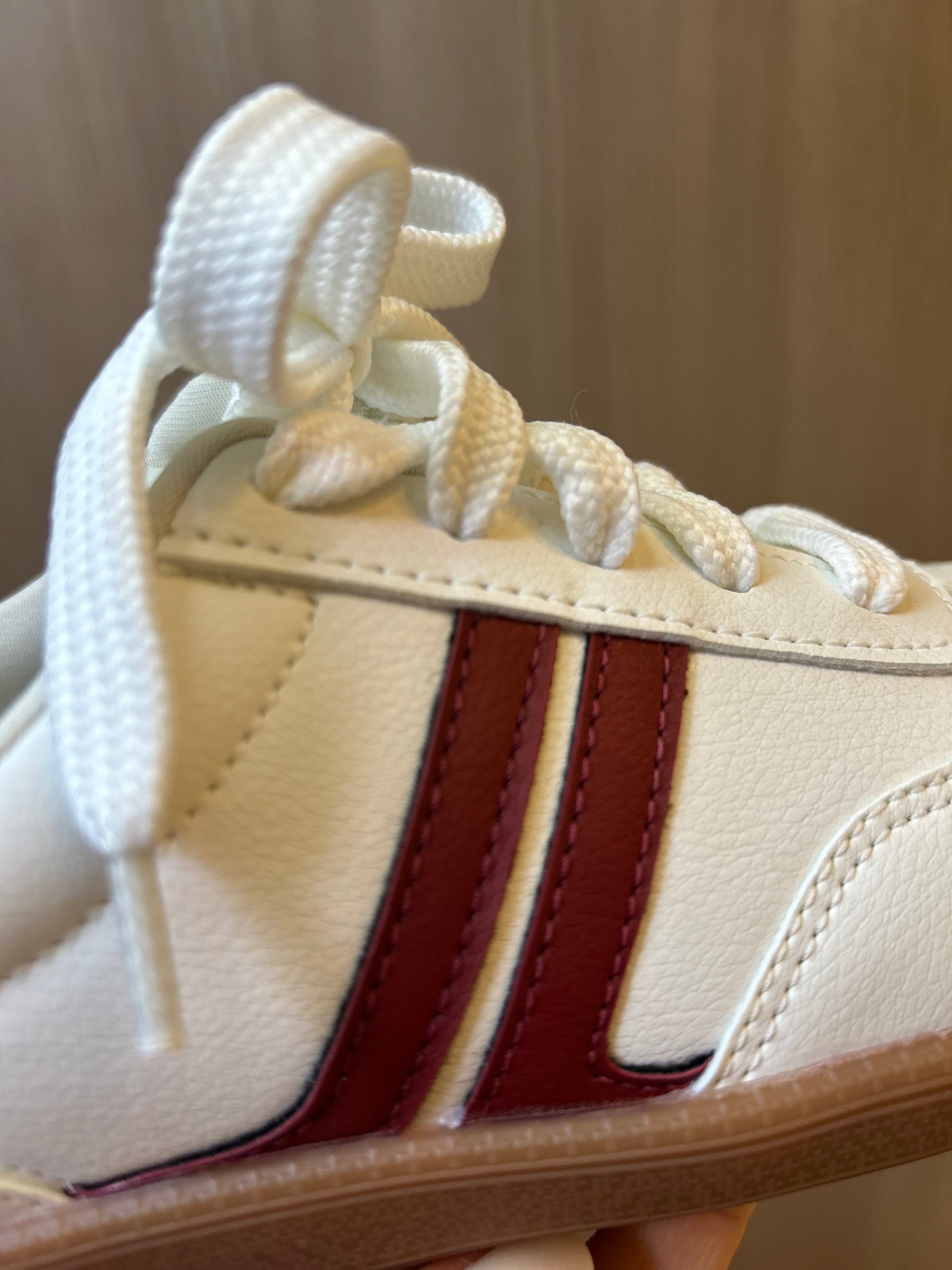 Tênis Branco com Detalhe Vinho e Solado Caramelo