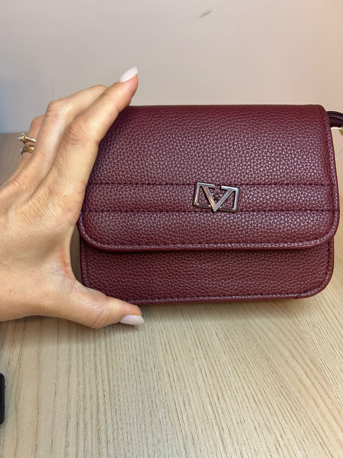 Bolsa Estruturada Verniz Texturizada – Bordô