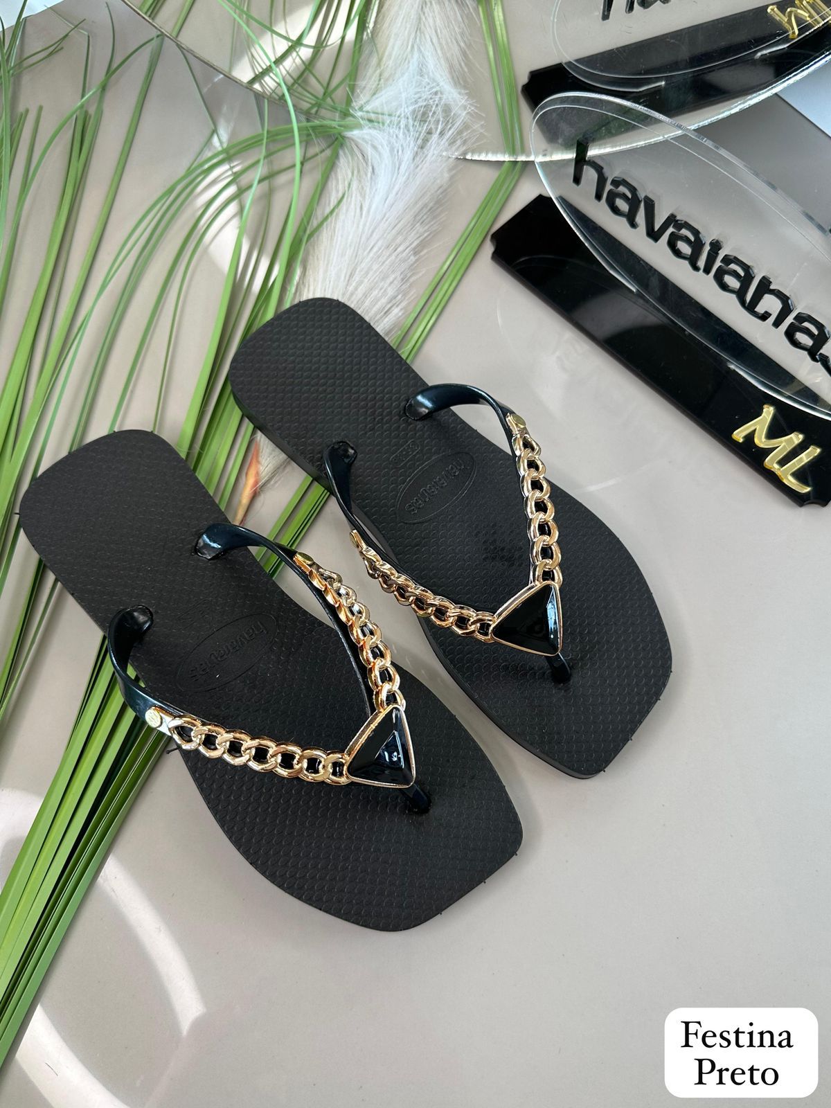 Havaiana Festina com correntes