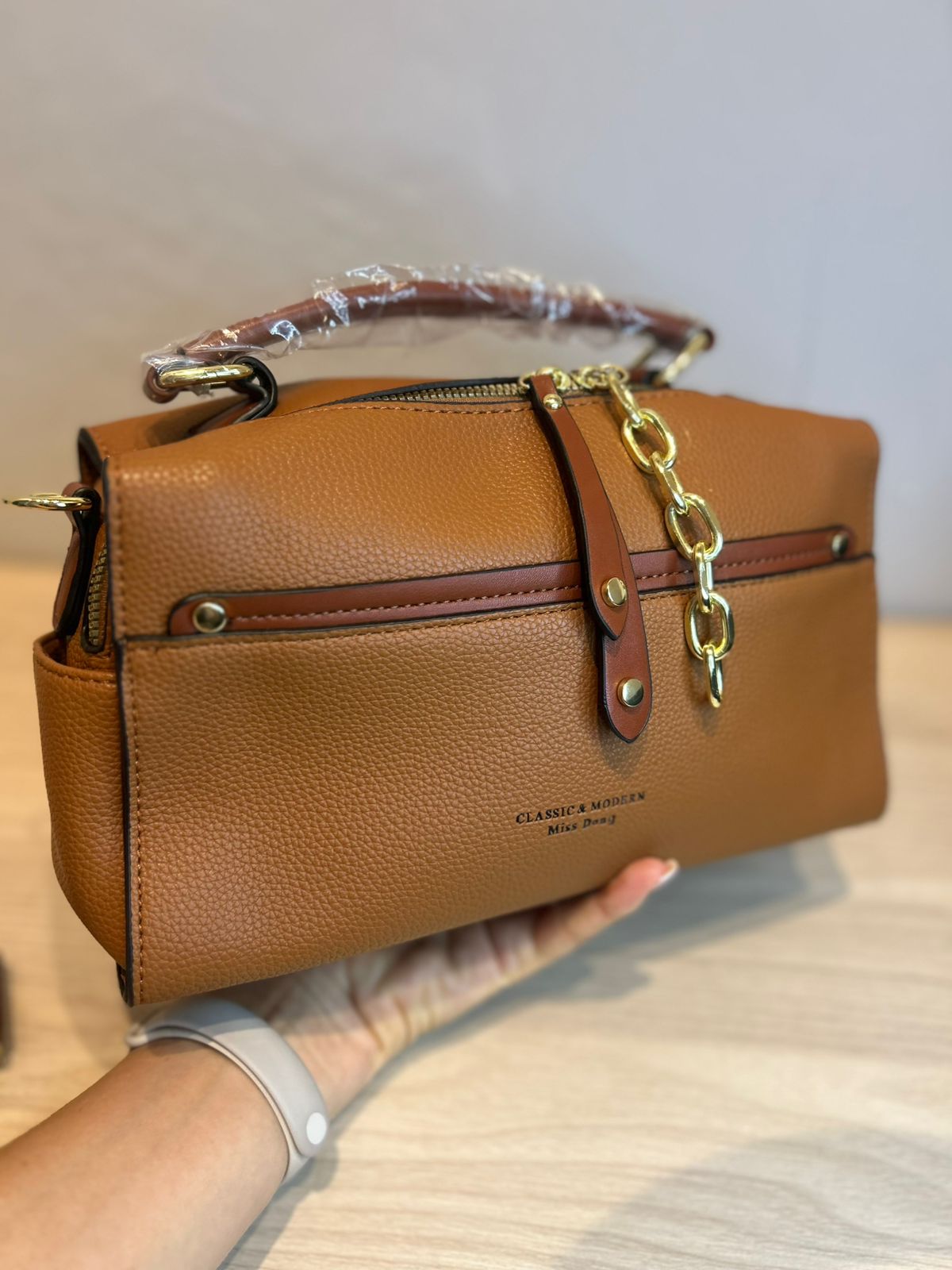 Bolsa baú com Corrente Dourada