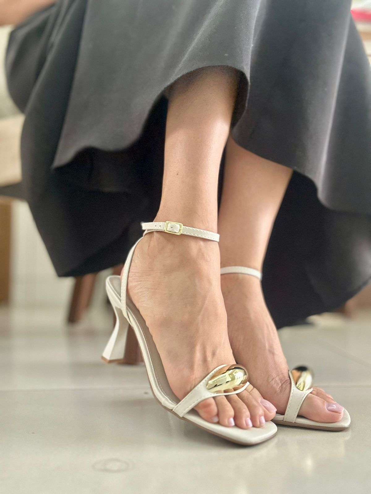 Sandália Salto Taça com Detalhe e salto Dourado