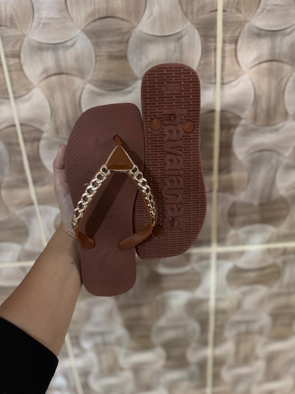 Havaiana Festina com correntes