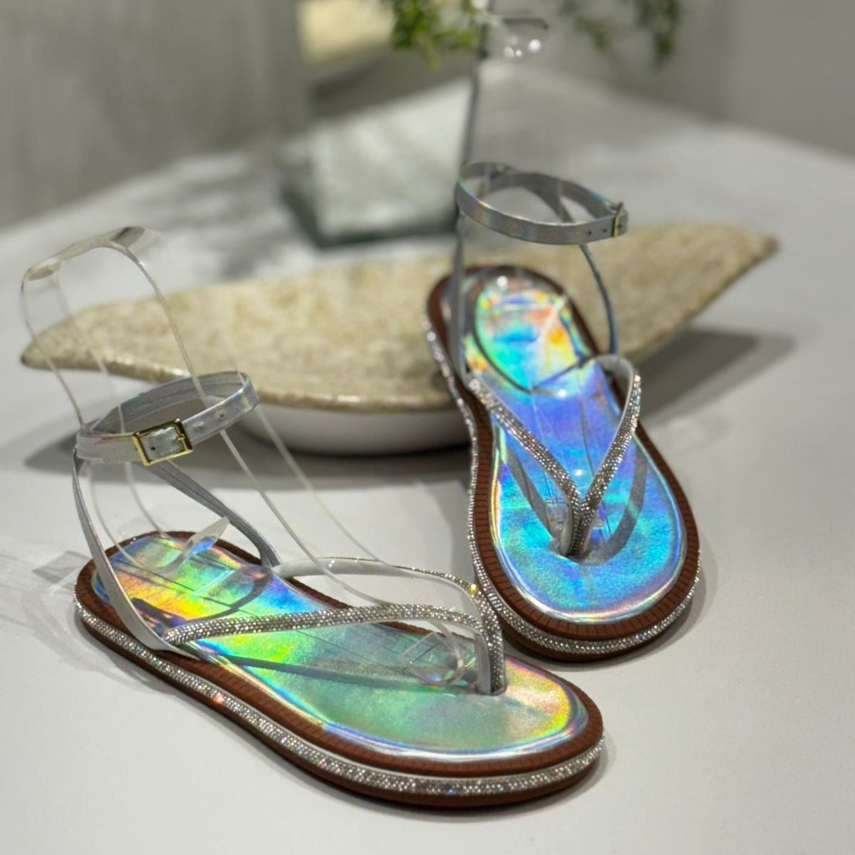 Flat Feminina Prata Holográfica com Strass e Amarração no Tornozelo