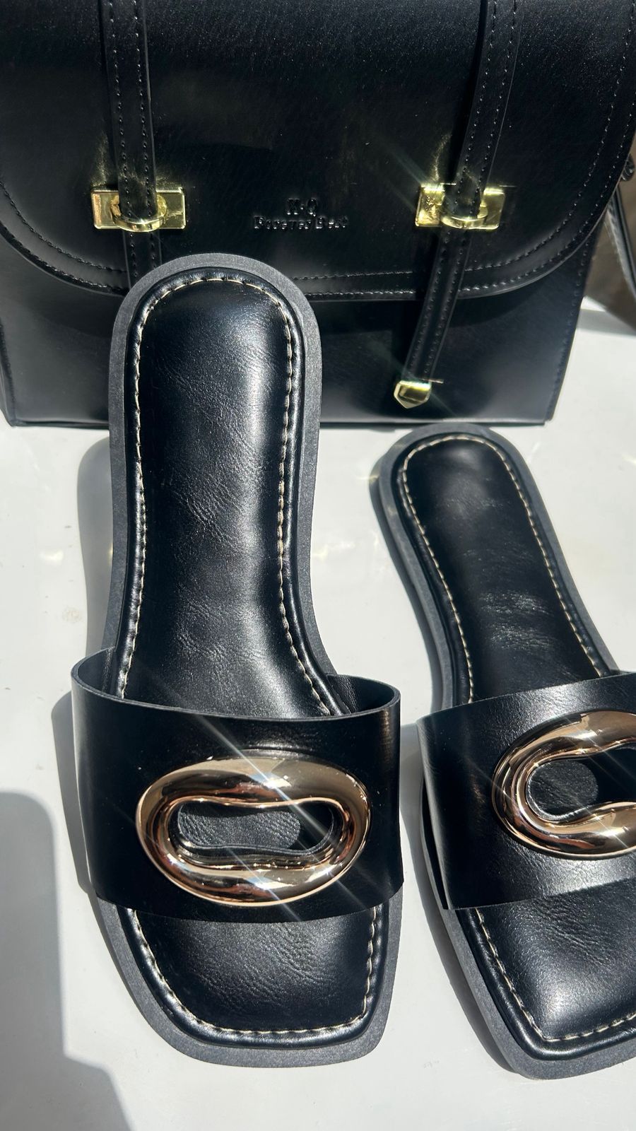 Rasteira Preta com Fivela Dourada