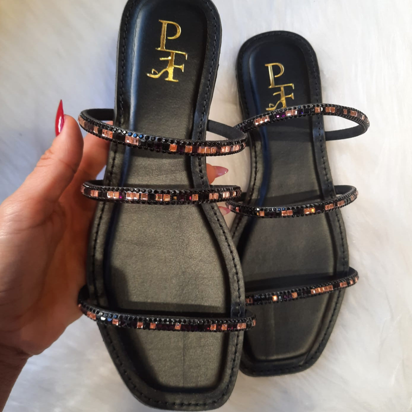 Rasteira Feminina Preta com Tiras em Strass Colorido