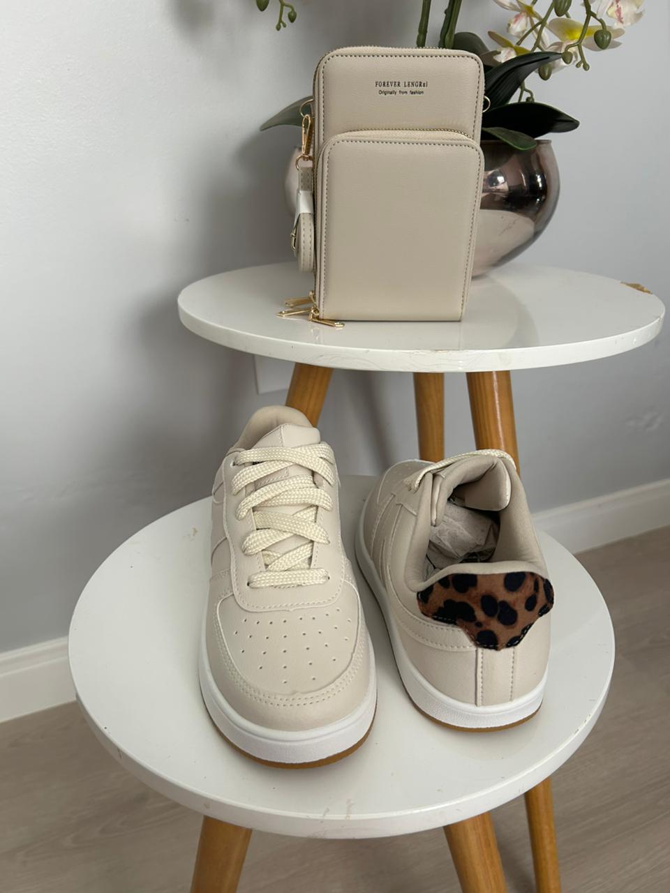 Tênis Casual Off White com Detalhe Animal Print
