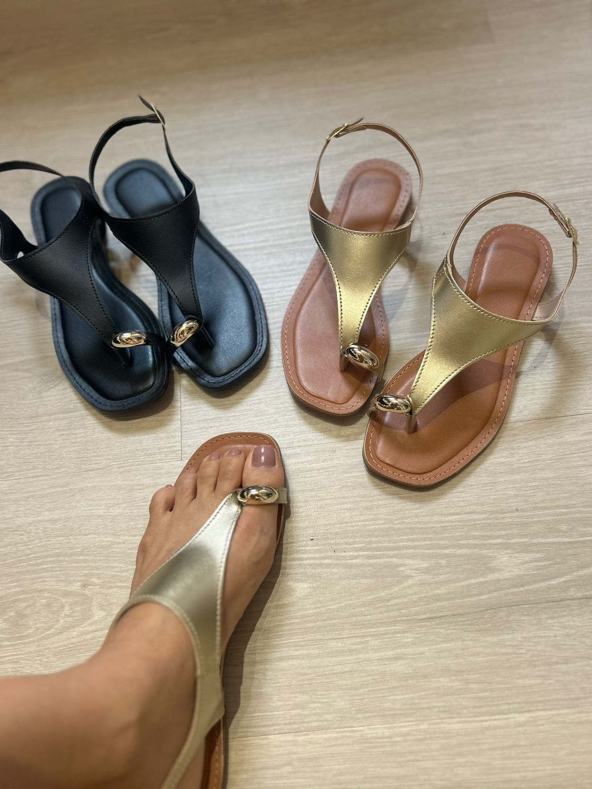 Rasteira Dedo com Detalhe Dourado