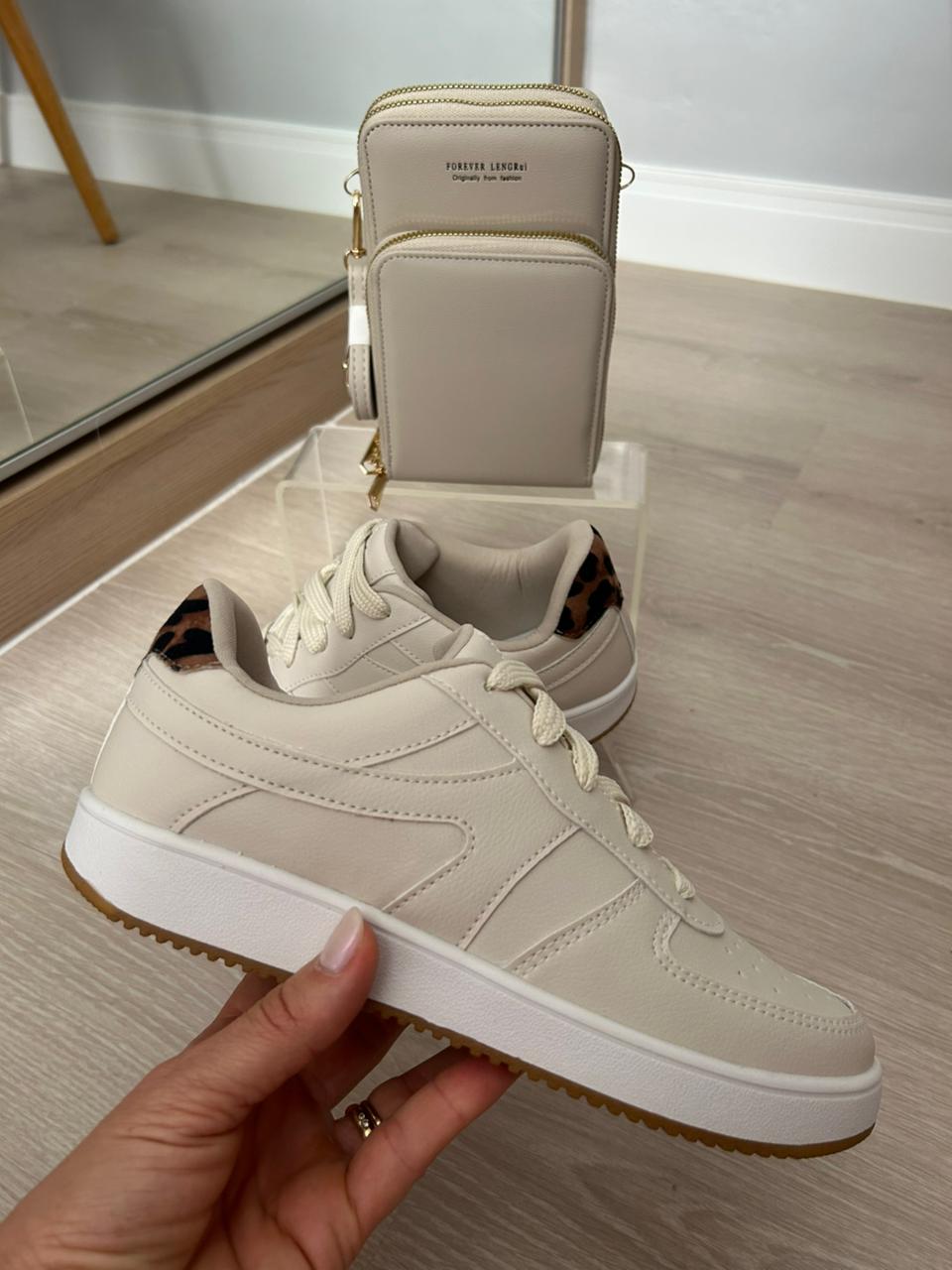 Tênis Casual Off White com Detalhe Animal Print