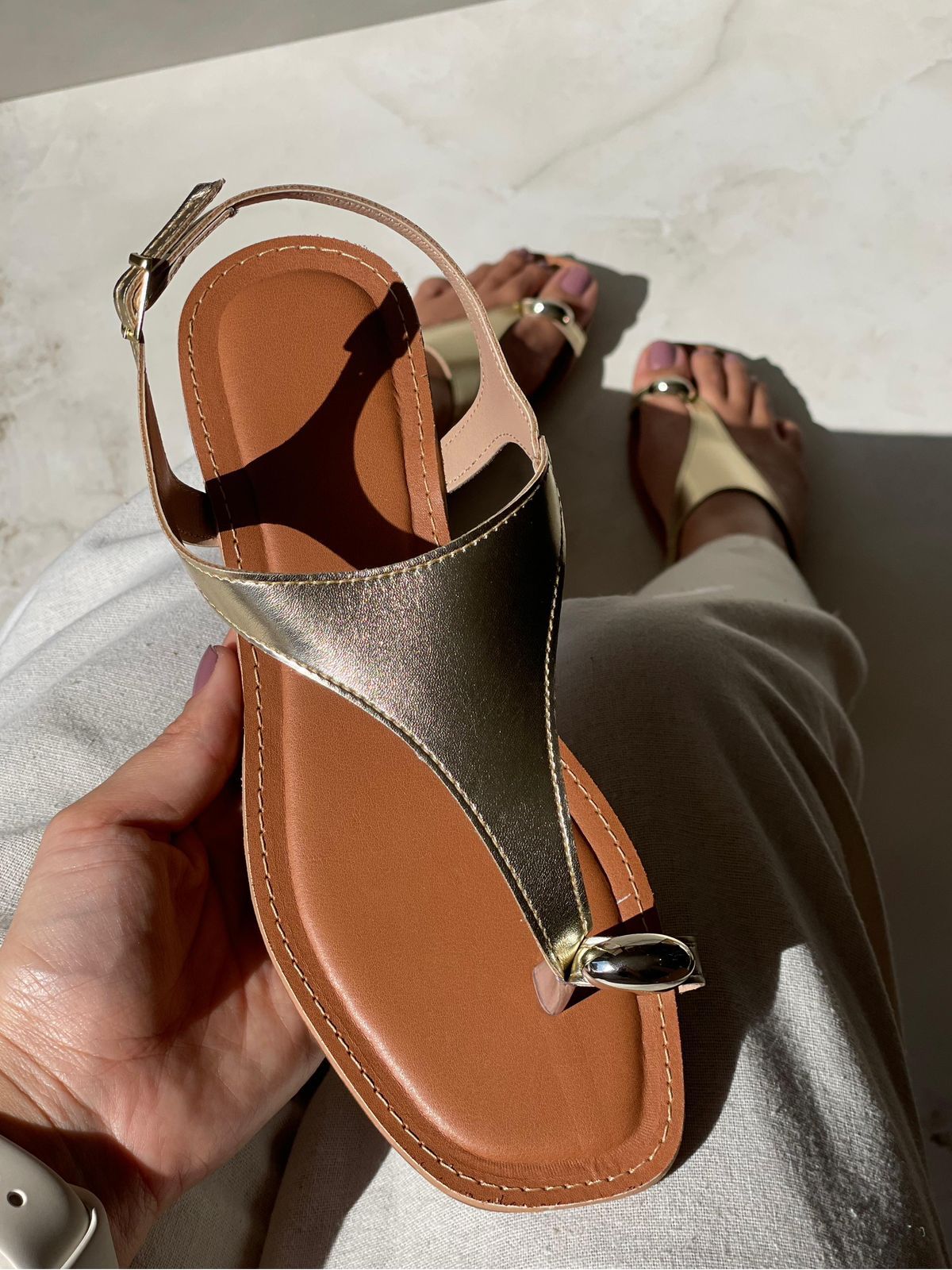 Rasteira Dedo com Detalhe Dourado