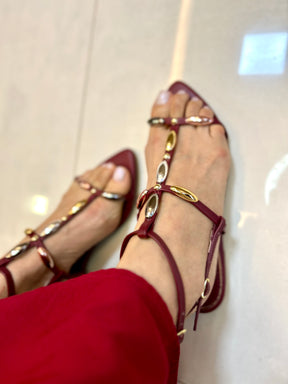 Sandália Marsala com Pedraria Dourada e Salto Metalizado