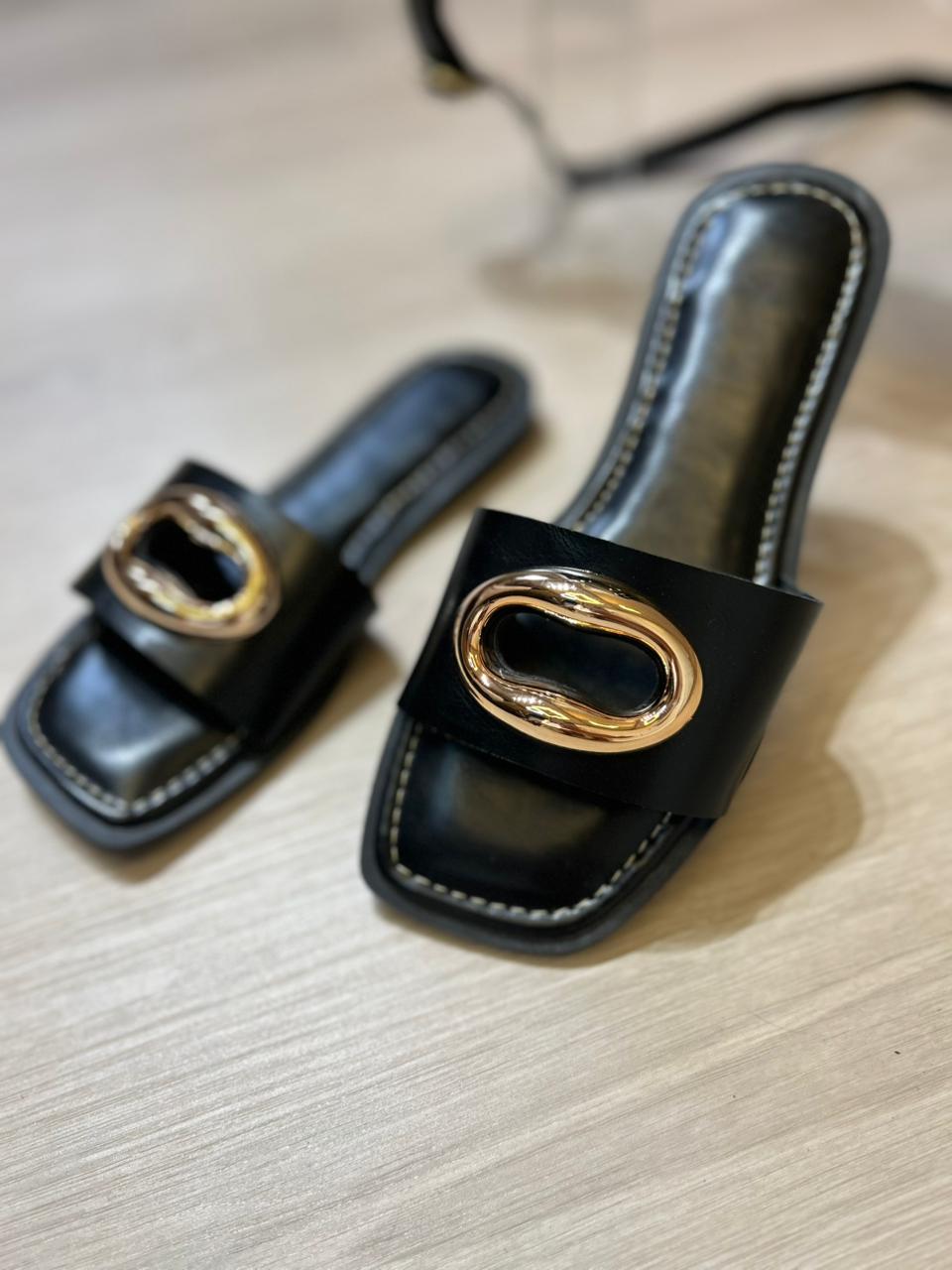 Rasteira Slide Preta com Fivela Dourada