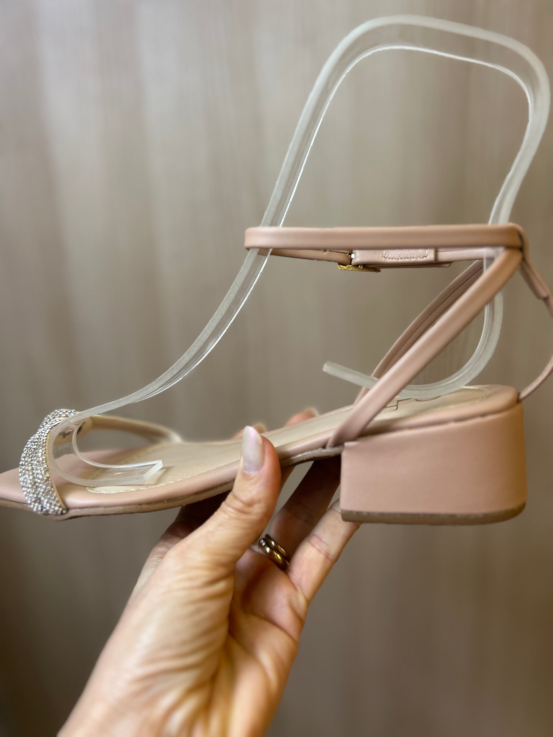 Sandália Feminina Elegante com Tiras Cruzadas e Brilho