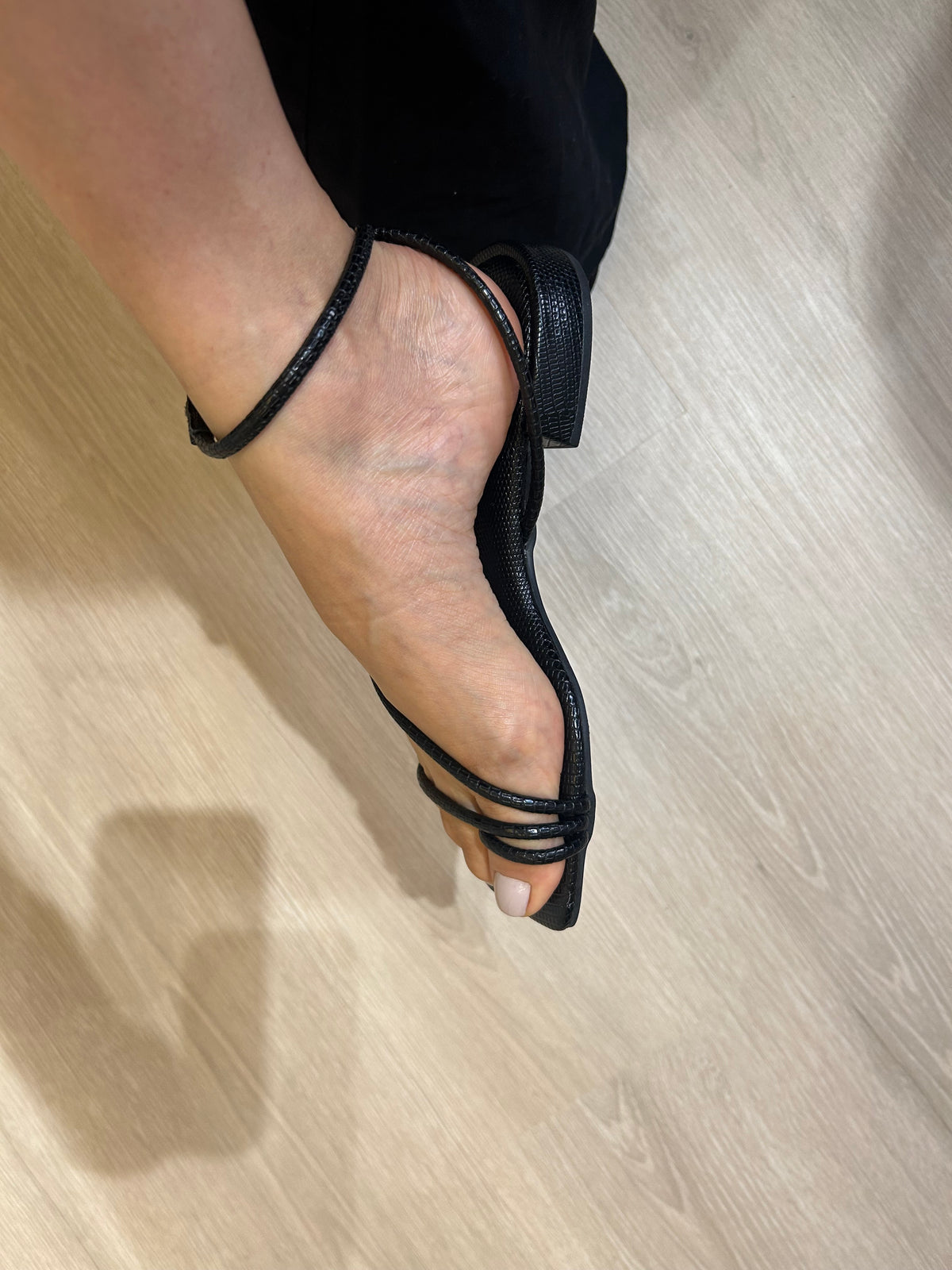 Sandália Preta Feminina com Tiras Finas e Fechamento no Tornozelo