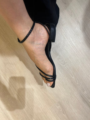 Sandália Preta Feminina com Tiras Finas e Fechamento no Tornozelo