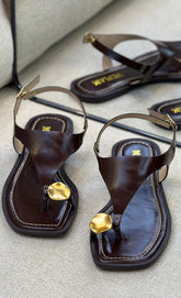 Sandália Rasteira Marrom com Detalhe Dourado