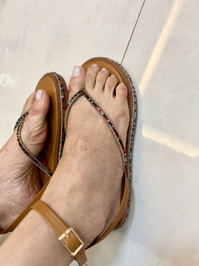 Flat Feminina Caramelo com Strass Colorido e Amarração no Tornozelo