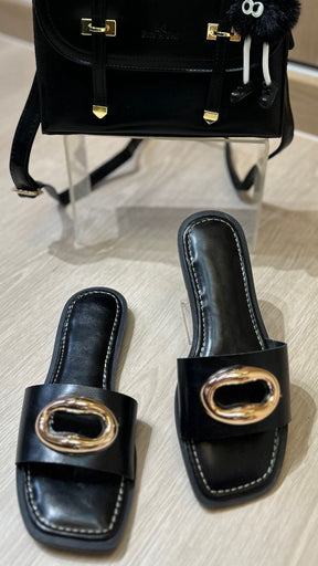 Rasteira Preta com Fivela Dourada