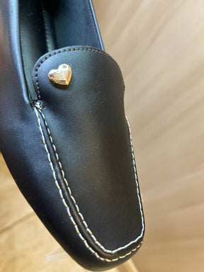 Mocassim Feminino Preto com Detalhe de Coração