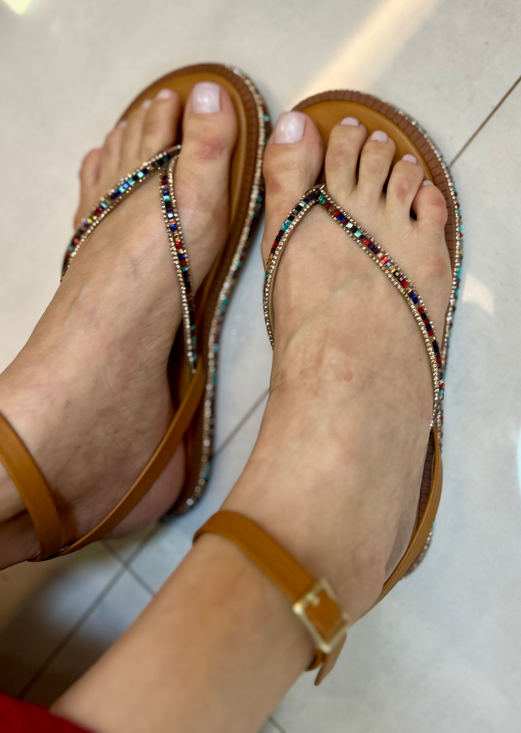 Flat Feminina Caramelo com Strass Colorido e Amarração no Tornozelo